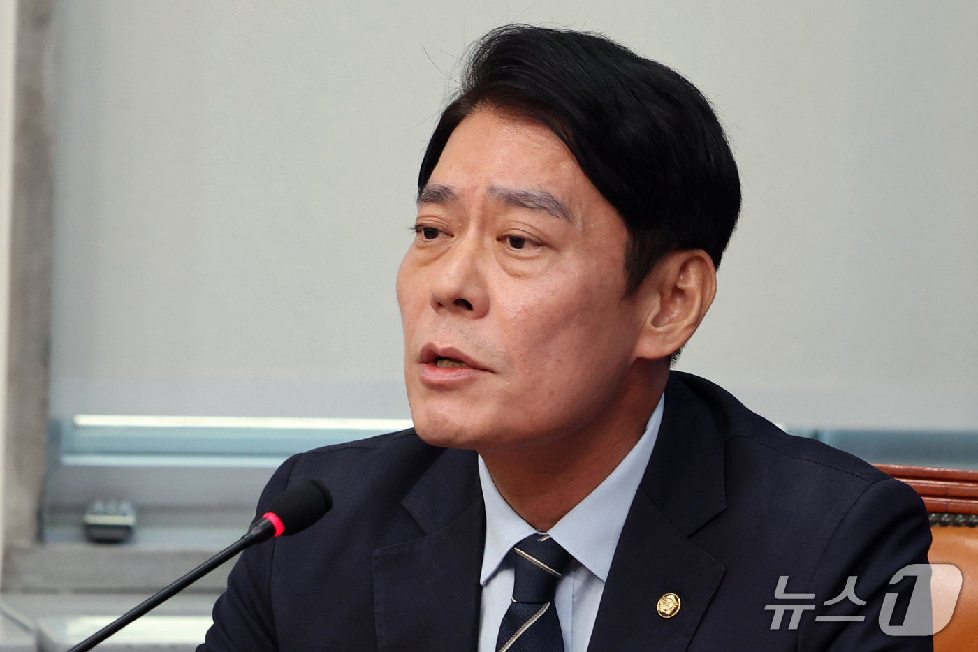 (서울=뉴스1) 황기선 기자 = 한민수 더불어민주당 최고위원이 26일 오전 서울 여의도 국회에서 열린 최고위원회의에서 발언을 하고 있다.이날 한 최고위원은 김민석 대표가 지난 8· …