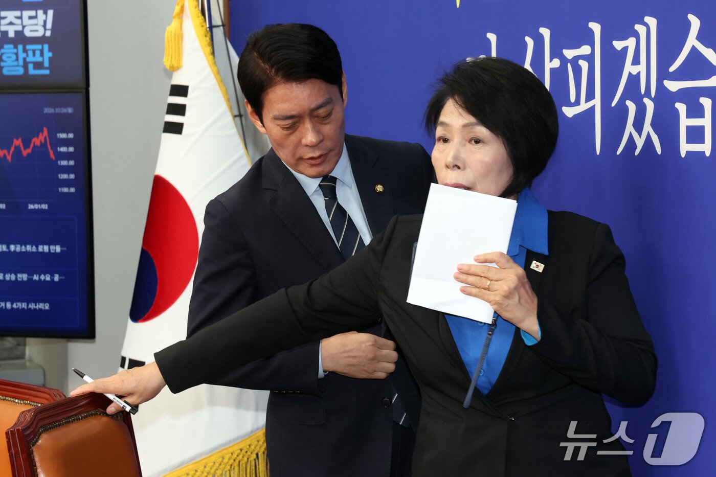 본문 이미지 - 더불어민주당 최민희, 한민수 최고위원이 26일 오전 서울 여의도 국회에서 열린 최고위원회의를 마치고 발걸음을 옮기고 있다. 2026.10.26 ⓒ 뉴스1 황기선 기자