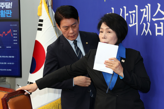 함께 이동하는 최민희·한민수