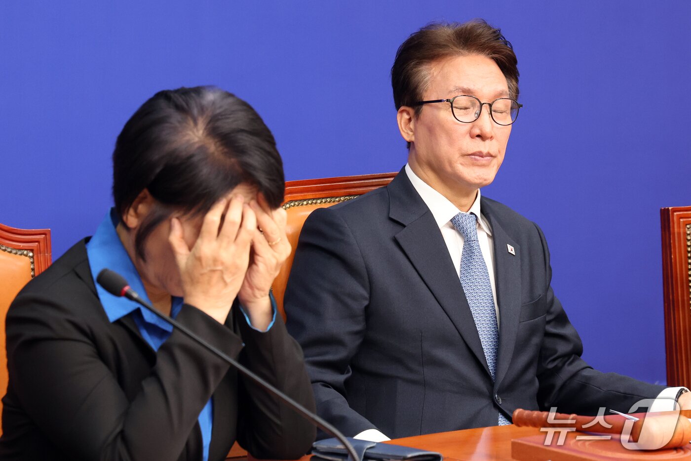 본문 이미지 - 더불어민주당 김민석 대표와 최민희 최고위원이 26일 오전 서울 여의도 국회에서 열린 최고위원회의에서 한민수 최고위원의 발언을 듣고 있다.  2026.10.26 ⓒ 뉴스1 황기선 기자
