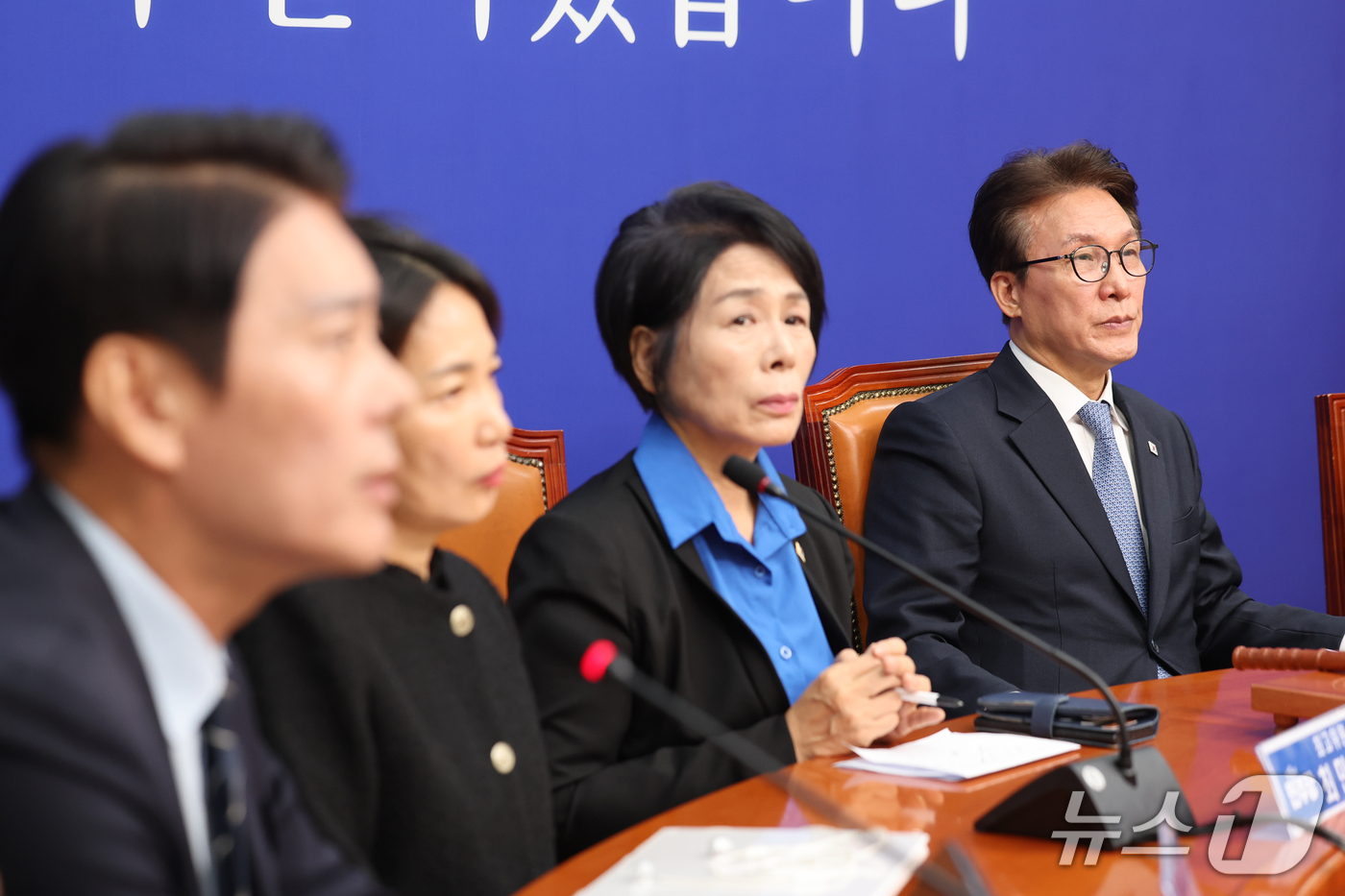 (서울=뉴스1) 황기선 기자 = 더불어민주당 김민석 대표와 최민희 최고위원이 26일 오전 서울 여의도 국회에서 열린 최고위원회의에서 한민수 최고위원의 발언을 듣고 있다.이날 한 최 …