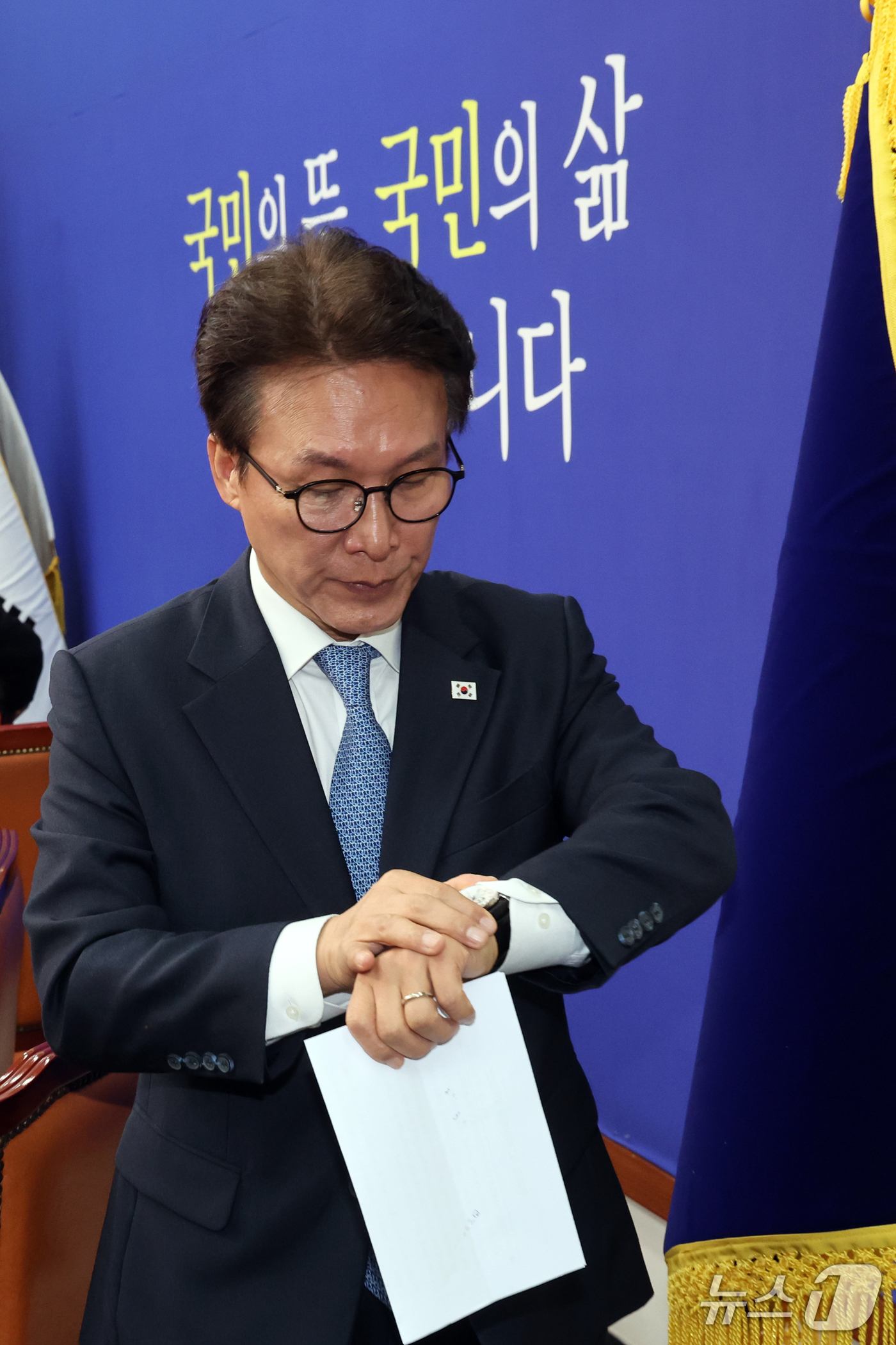 (서울=뉴스1) 황기선 기자 = 김민석 더불어민주당 대표가 26일 오전 서울 여의도 국회에서 열린 최고위원회의를 마치고 발걸음을 옮기고 있다. 2026.10.26/뉴스1