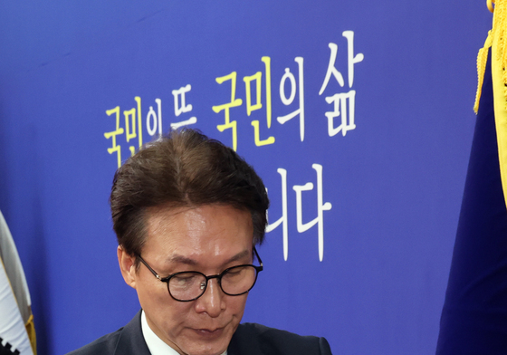 최고위 마치고 이동하는 김민석 대표