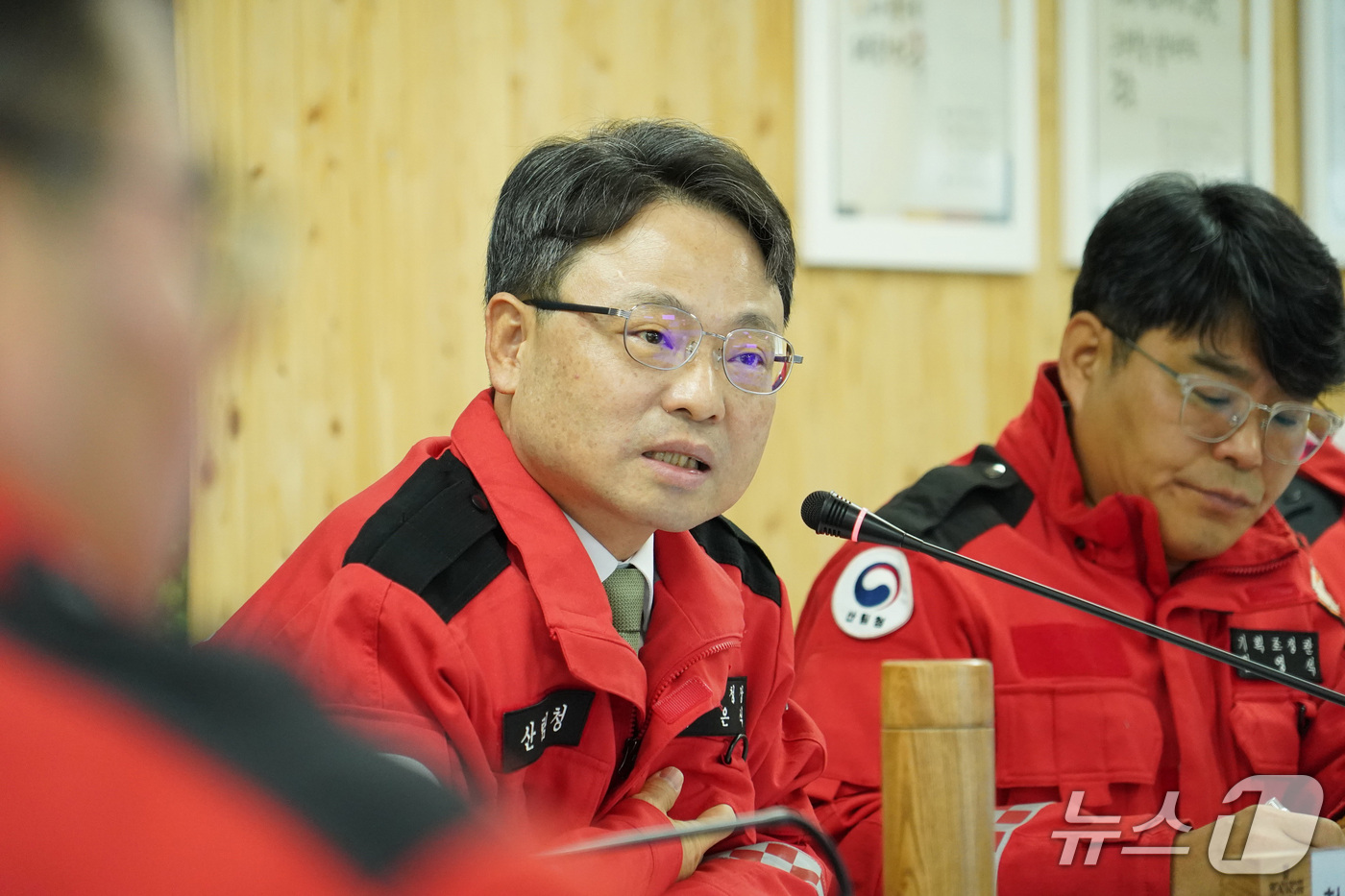 (서울=뉴스1) 박지혜 기자 = 박은식 산림청장이 26일 산림청 상황실에서 가을철 산불조심기간(11월 1일~12월 15일)을 앞두고 산불재난 대응태세를 점검하고 있다. 이날 산림청 …