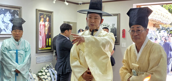 구미 생가서 박정희 47주기 추도식…파독 간호사 91명 헌작(종합)