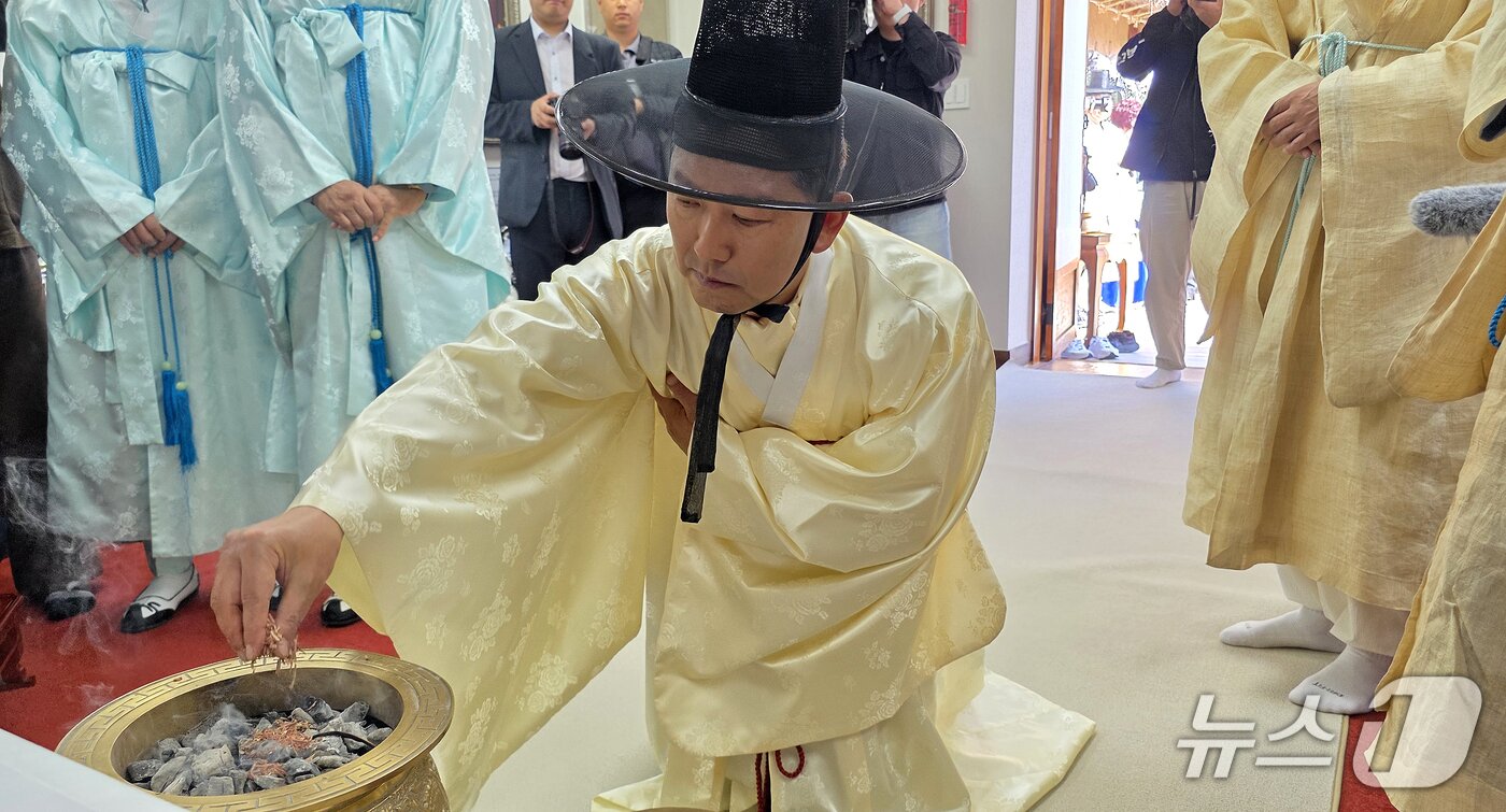 본문 이미지 - 26일 오전 경북 구미시 박정희 전 대통령 생가에서 열린 '박정희 대통령 서거 47주기 추도식'에서 초헌관을 맡은 김장호 구미시장이 분향하고 있다. 2026.10.26 ⓒ 뉴스1 정우용 기자