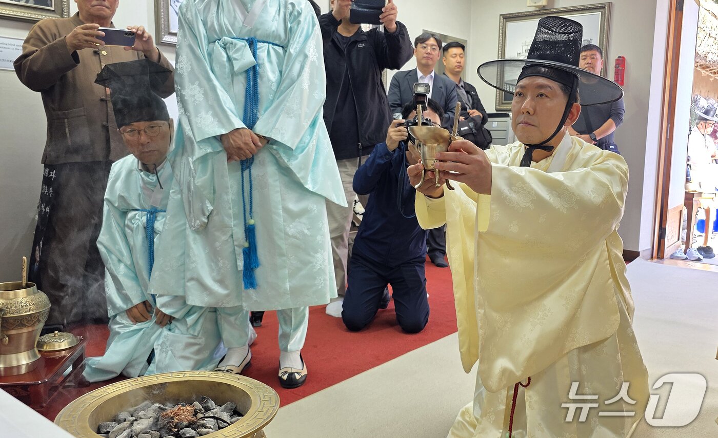 본문 이미지 - 26일 오전 경북 구미시 박정희 전 대통령 생가에서 열린 '박정희 대통령 서거 47주기 추도식'에서 초헌관을 맡은 김장호 구미시장이 술잔을 올리고 있다. 2026.10.26 ⓒ 뉴스1 정우용 기자