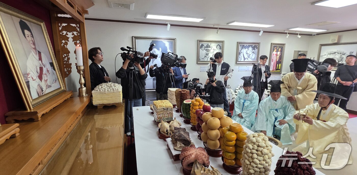 본문 이미지 - 26일 오전 경북 구미시 박정희 전 대통령 생가에서 열린 '박정희 대통령 서거 47주기 추도식'에서 초헌관을 맡은 김장호 구미시장이 술잔을 올리고 있다. 2026.10.26 ⓒ 뉴스1 정우용 기자