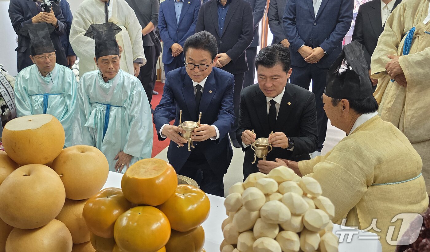 본문 이미지 - 26일 오전 경북 구미시 박정희 전 대통령 생가에서 열린 '박정희 대통령 서거 47주기 추도식'에서 이철우 경북도지사(앞줄 왼쪽 세번째)와 구자근 국민의힘 의원이 술잔을 올리고 있다. 2026.10.26 ⓒ 뉴스1 정우용 기자