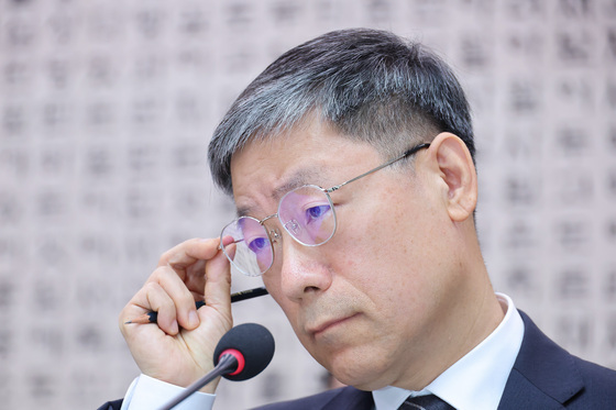 [국감] 자료 보는 노경필 법원행정처장