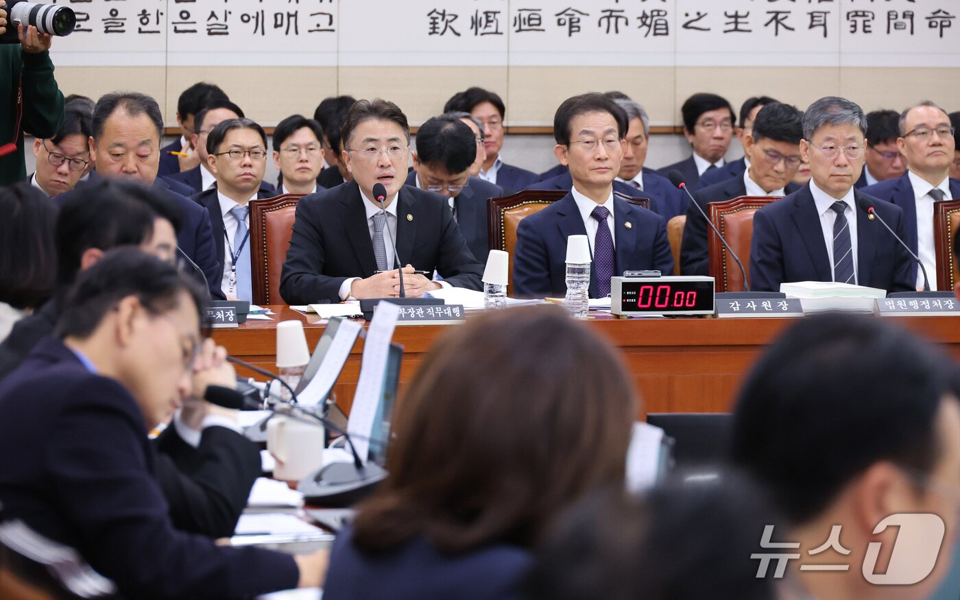 본문 이미지 - 이진수 법무부 차관이 26일 서울 여의도 국회에서 열린 법제사법위원회의 법무부 등에 대한 종합감사에서 의원 질의에 답변하고 있다. 2026.10.26 ⓒ 뉴스1 신웅수 기자