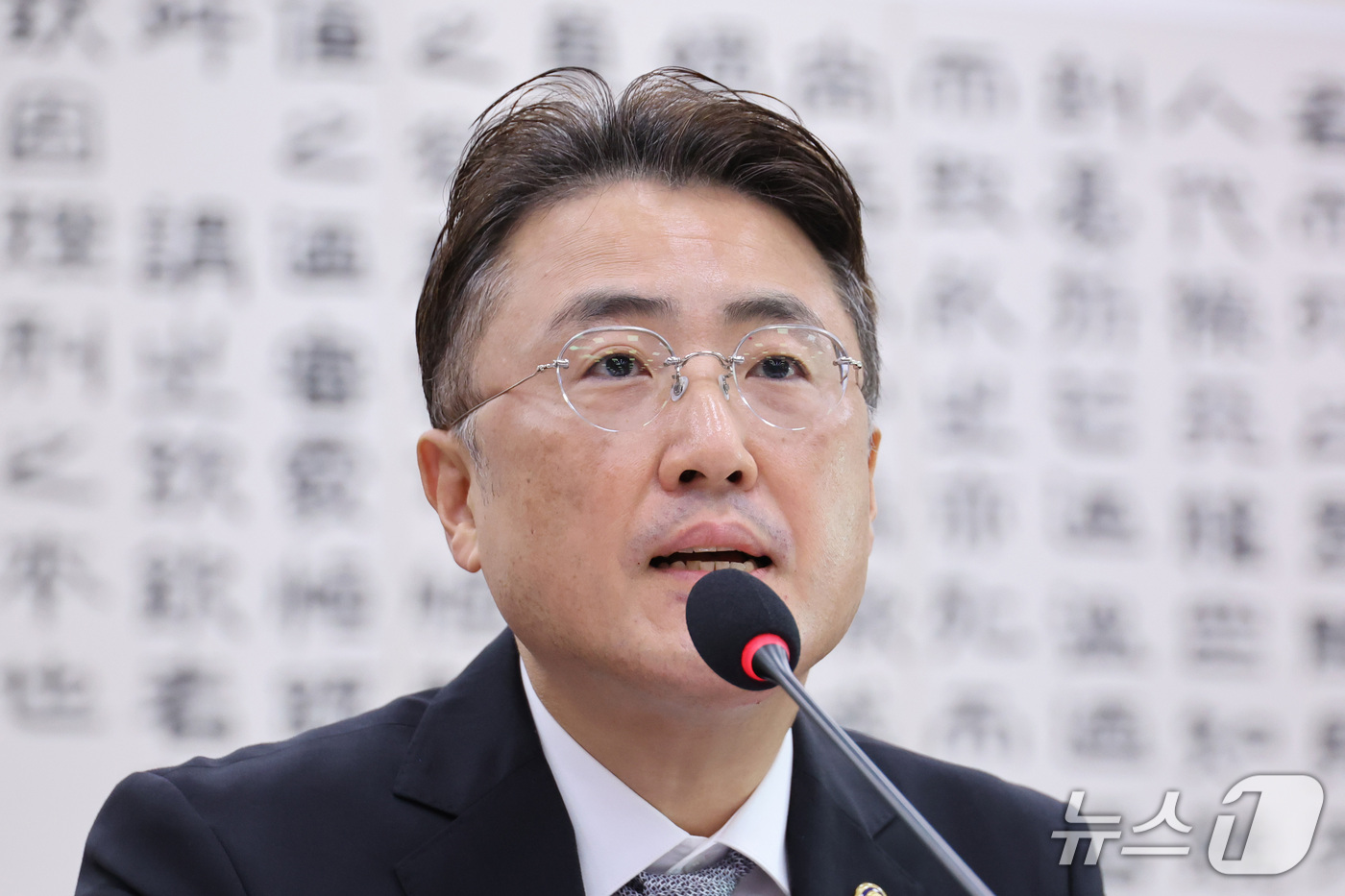 (서울=뉴스1) 신웅수 기자 = 이진수 법무부 차관이 26일 서울 여의도 국회에서 열린 법제사법위원회의 법무부 등에 대한 종합감사에서 의원 질의에 답변하고 있다. 2026.10.2 …
