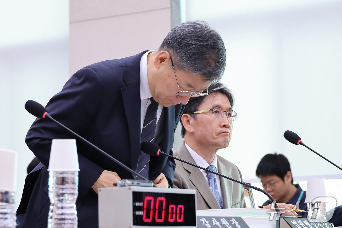 (서울=뉴스1) 신웅수 기자 = 노경필 법원행정처장이 26일 서울 여의도 국회에서 열린 법제사법위원회의 법무부 등에 대한 종합감사에서 인사하고 있다. 2026.10.26/뉴스1