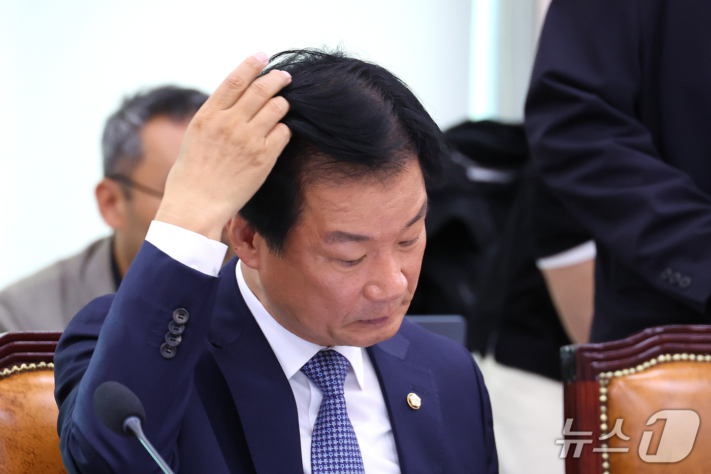 (서울=뉴스1) 신웅수 기자 = 박균택 더불어민주당 의원이 26일 서울 여의도 국회에서 열린 법제사법위원회의 법무부 등에 대한 종합감사에서 생각에 잠겨 있다. 2026.10.26/ …