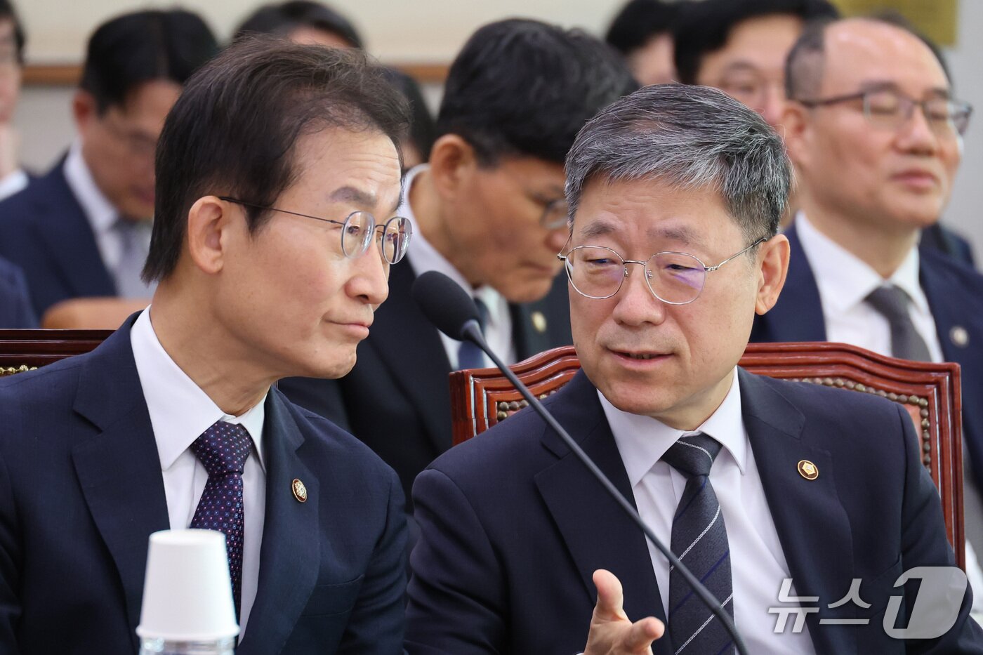 본문 이미지 - 김호철 감사원장과 노경필 법원행정처장이 26일 서울 여의도 국회에서 열린 법제사법위원회의 법무부 등에 대한 종합감사에서 대화하고 있다. 2026.10.26 ⓒ 뉴스1 신웅수 기자