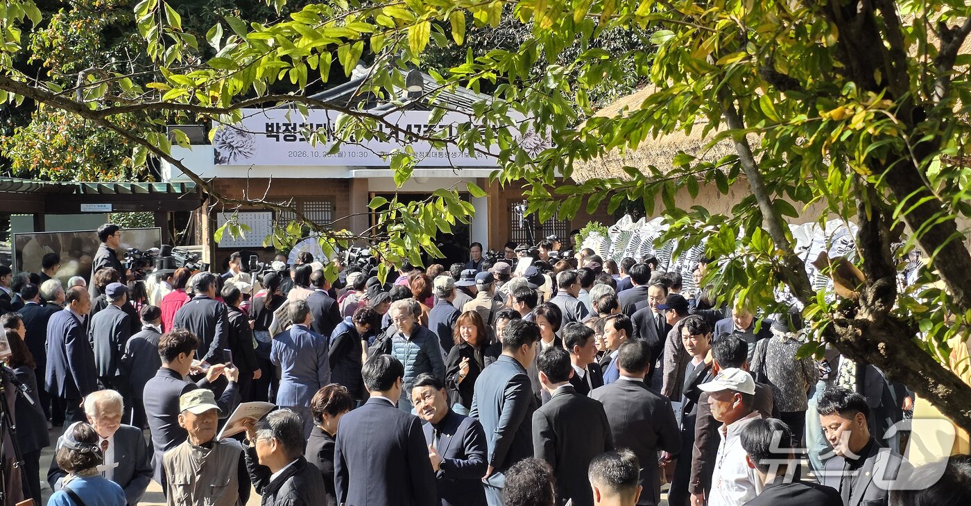 본문 이미지 - 26일 오전 '박정희 대통령 서거 47주기 추도식'이 열린 경북 구미시 박정희 전 대통령 생가에 많은 시민들이 참석해 있다. 2026.10.26 ⓒ 뉴스1 정우용 기자
