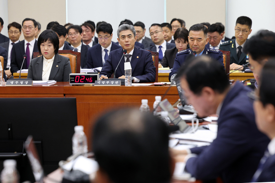 [국감] 의원 질의에 답하는 강신철 장관