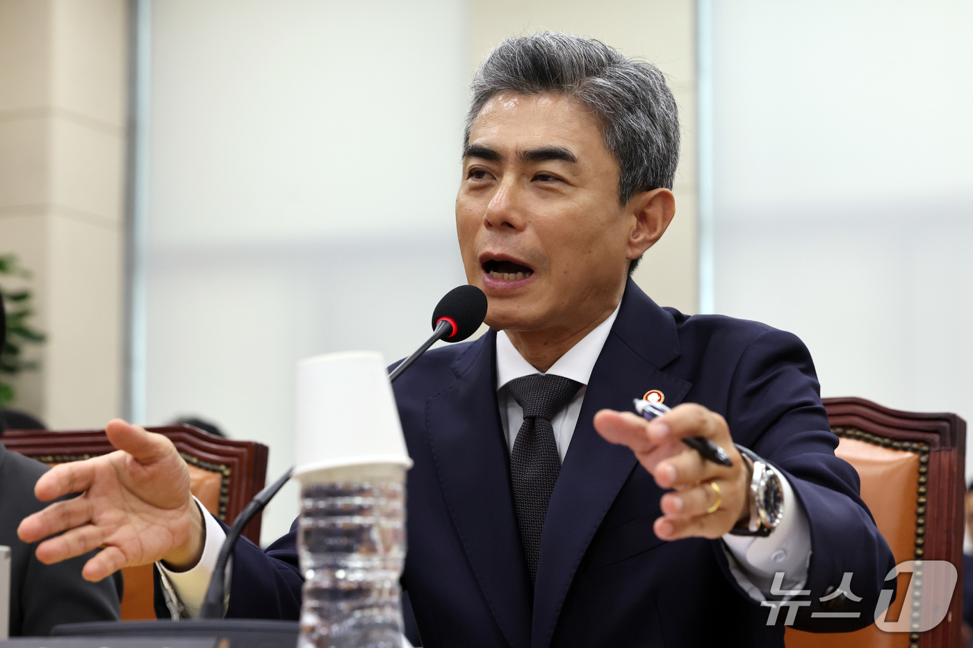 (서울=뉴스1) 황기선 기자 = 강신철 국방부 장관이 26일 서울 여의도 국회 국방위원회에서 열린 국방부 등에 대한 국정감사 종합감사에서 의원 질의에 답하고 있다.  2026.10 …