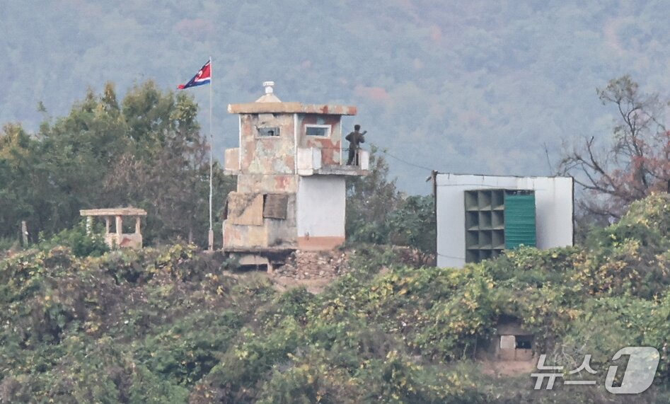 본문 이미지 - 26일 경기 파주시 접경지역에서 바라본 북한군 초소 옆으로 대남 확성기가 보이고 있다. 북한 김여정 노동당 중앙위원회 부장은 이달 중 남북 접경지역 전역에서 대남 확성기를 가동하겠다고 예고했다. 2026.10.26 ⓒ 뉴스1 김도우 기자