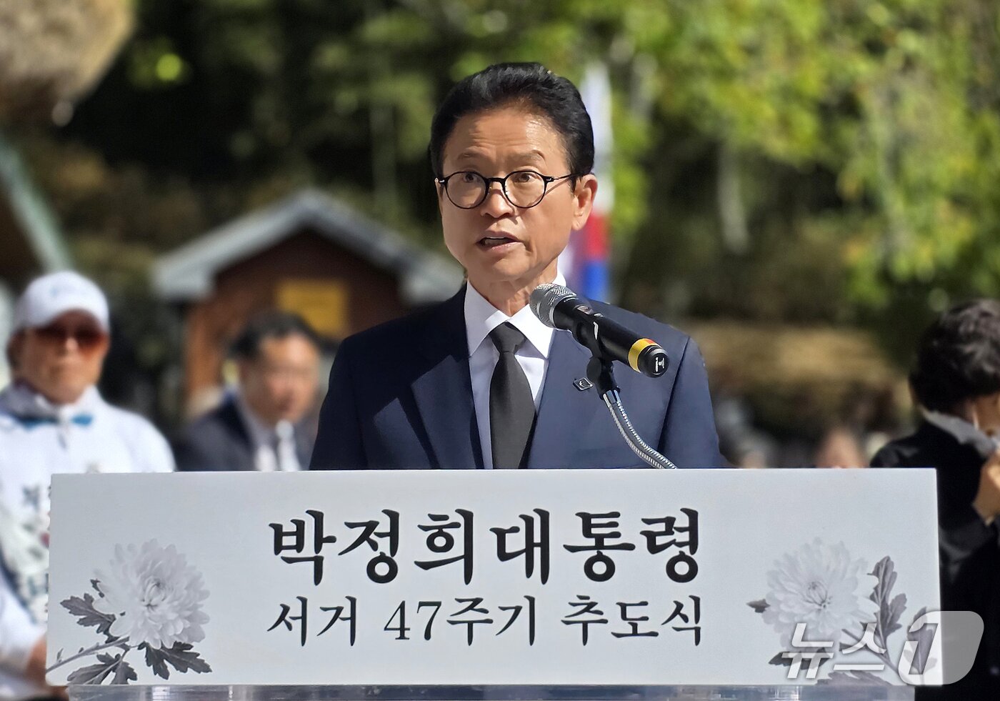 본문 이미지 - 이철우 경북도지사가 26일 오전 경북 구미시 박정희 전 대통령 생가에서 열린 '박정희 대통령 서거 47주기 추도식'에서 추도사를 하고 있다. 2026.10.26 ⓒ 뉴스1 정우용 기자