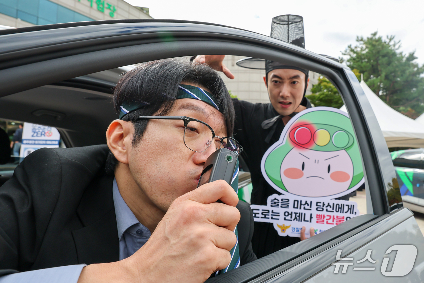 (서울=뉴스1) 안은나 기자 = 한국도로교통공단 관계자들이 26일 서울 강서운전면허시험장에서 음주운전 방지장치와 2026 음주운전 근절 캠페인을 알리고 있다.'술잔을 비우셨다면, …