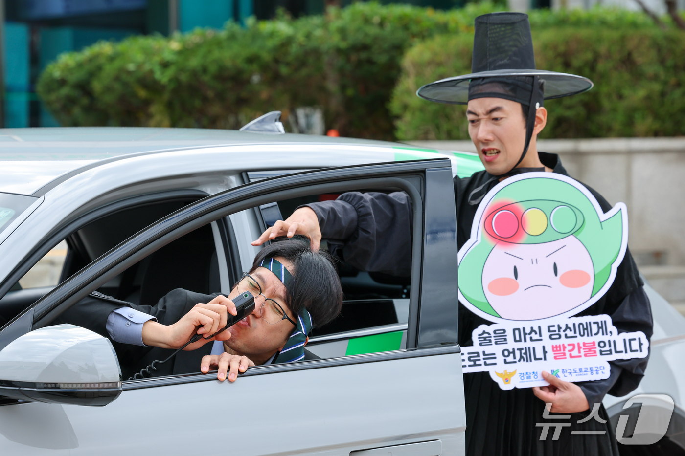 (서울=뉴스1) 안은나 기자 = 한국도로교통공단 관계자들이 26일 서울 강서운전면허시험장에서 음주운전 방지장치와 2026 음주운전 근절 캠페인을 알리고 있다.'술잔을 비우셨다면, …