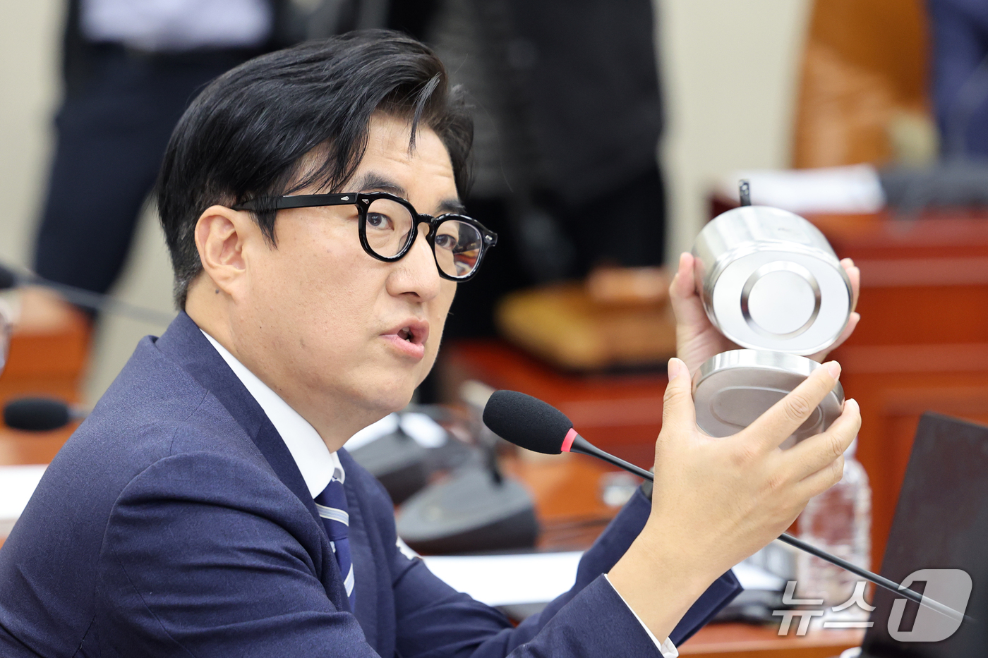 (서울=뉴스1) 황기선 기자 = 김성회 더불어민주당 의원이 26일 서울 여의도 국회 국방위원회에서 열린 국방부 등에 대한 국정감사 종합감사에서 질의를 하고 있다.  2026.10. …