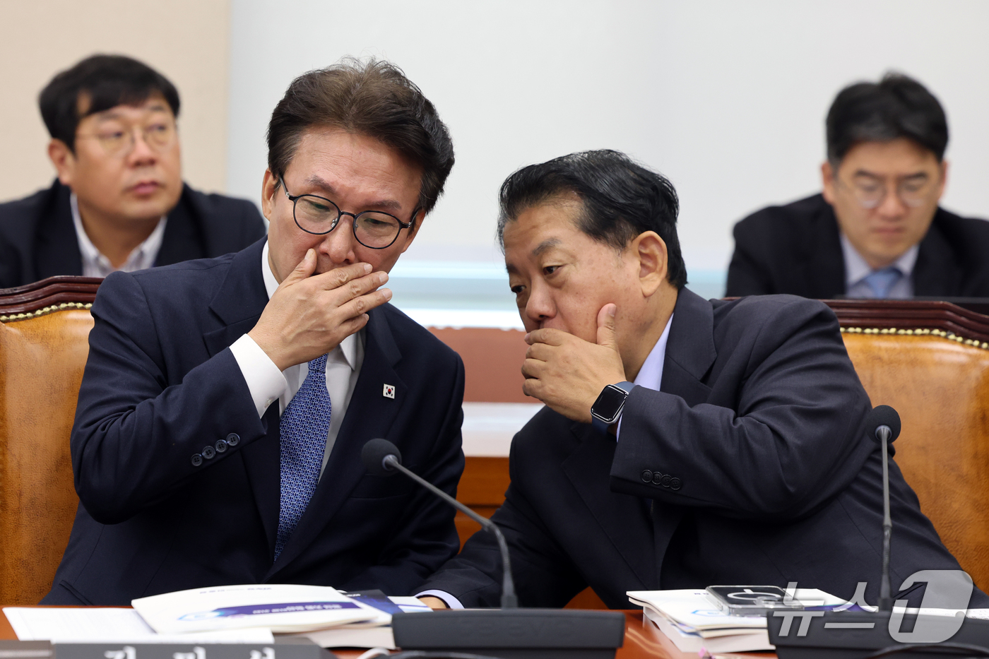 (서울=뉴스1) 황기선 기자 = 김민석 더불어민주당 대표가 26일 서울 여의도 국회 국방위원회에서 열린 국방부 등에 대한 국정감사 종합감사에서 김병주 간사와 대화를 나누고 있다. …