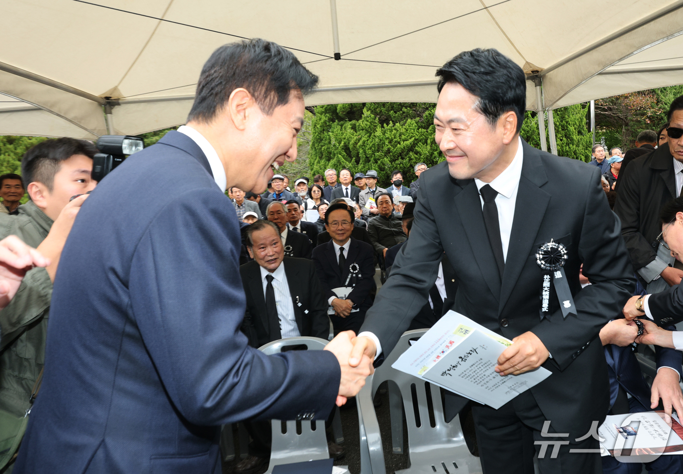 (서울=뉴스1) 오대일 기자 = 장동혁 국민의힘 대표(오른쪽)와 오세훈 서울시장이 26일 오전 서울 동작구 국립서울현충원에서 열린 박정희 대통령 서거 47주년 기념식에 참석해 인사 …