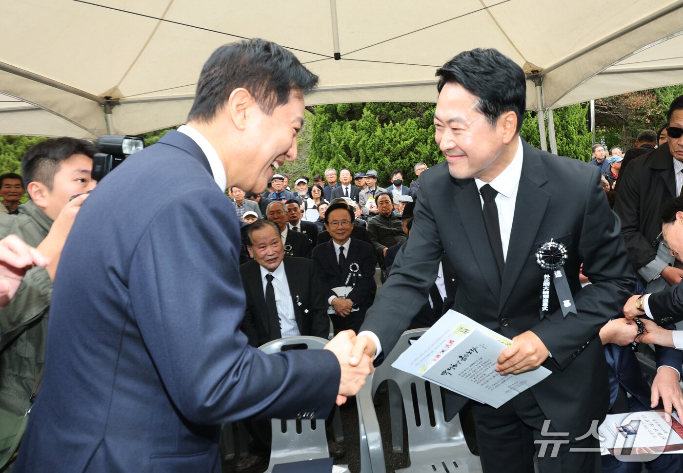본문 이미지 - 장동혁 국민의힘 대표가 26일 오전 서울 동작구 국립서울현충원에서 열린 박정희 대통령 서거 47주년 기념식에 참석해 오세훈 서울시장(왼쪽)과 인사를 나누고 있다. (공동취재) 2026.10.26 ⓒ 뉴스1 오대일 기자