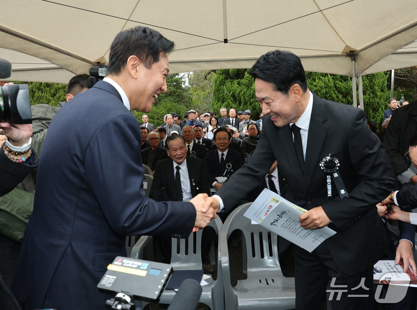 본문 이미지 - 장동혁 국민의힘 대표(오른쪽)와 오세훈 서울시장이 26일 오전 서울 동작구 국립서울현충원에서 열린 박정희 대통령 서거 47주년 기념식에 참석해 인사를 나누고 있다. (공동취재) 2026.10.26 ⓒ 뉴스1 오대일 기자