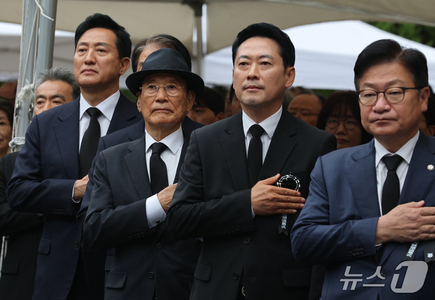 본문 이미지 - 26일 오전 서울 동작구 국립서울현충원에서 열린 박정희 대통령 서거 47주년 기념식에 참석한 장동혁 국민의힘 대표(오른쪽)와 오세훈 서울시장(왼쪽)이 국민의례를 하고 있다. (공동취재) 2026.10.26 ⓒ 뉴스1 오대일 기자