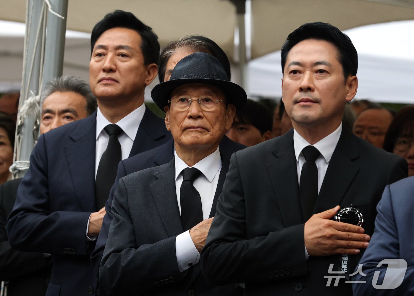본문 이미지 - 26일 오전 서울 동작구 국립서울현충원에서 열린 박정희 대통령 서거 47주년 기념식에 참석한 장동혁 국민의힘 대표(오른쪽)와 오세훈 서울시장(왼쪽)이 국민의례를 하고 있다. (공동취재) 2026.10.26 ⓒ 뉴스1 오대일 기자