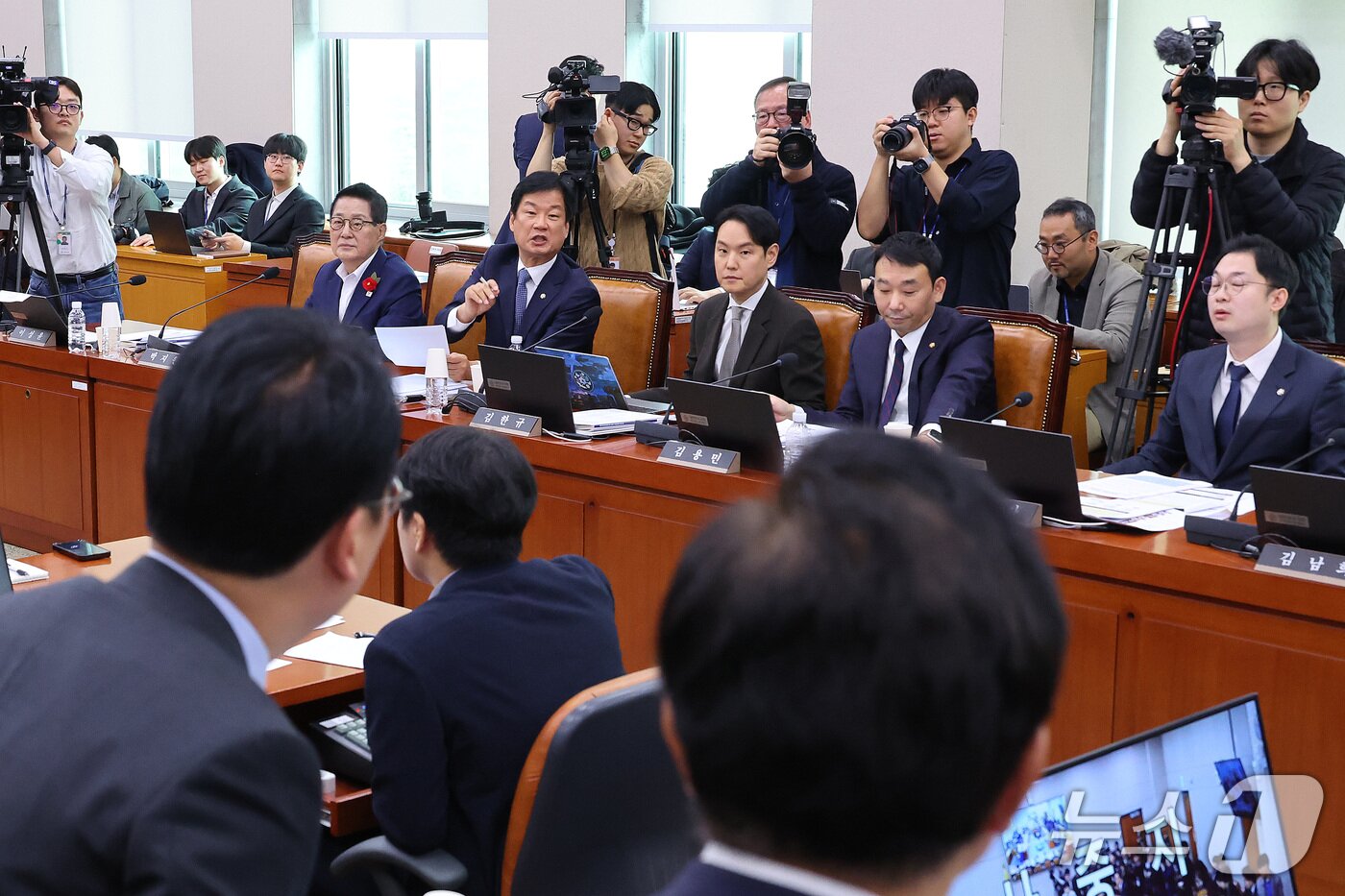 본문 이미지 - 박균택 의원을 비롯한 더불어민주당 의원들이 26일 서울 여의도 국회에서 열린 법제사법위원회의 법무부 등에 대한 종합감사에서 국민의힘 의원들과 언쟁을 벌이고 있다. 2026.10.26 ⓒ 뉴스1 신웅수 기자