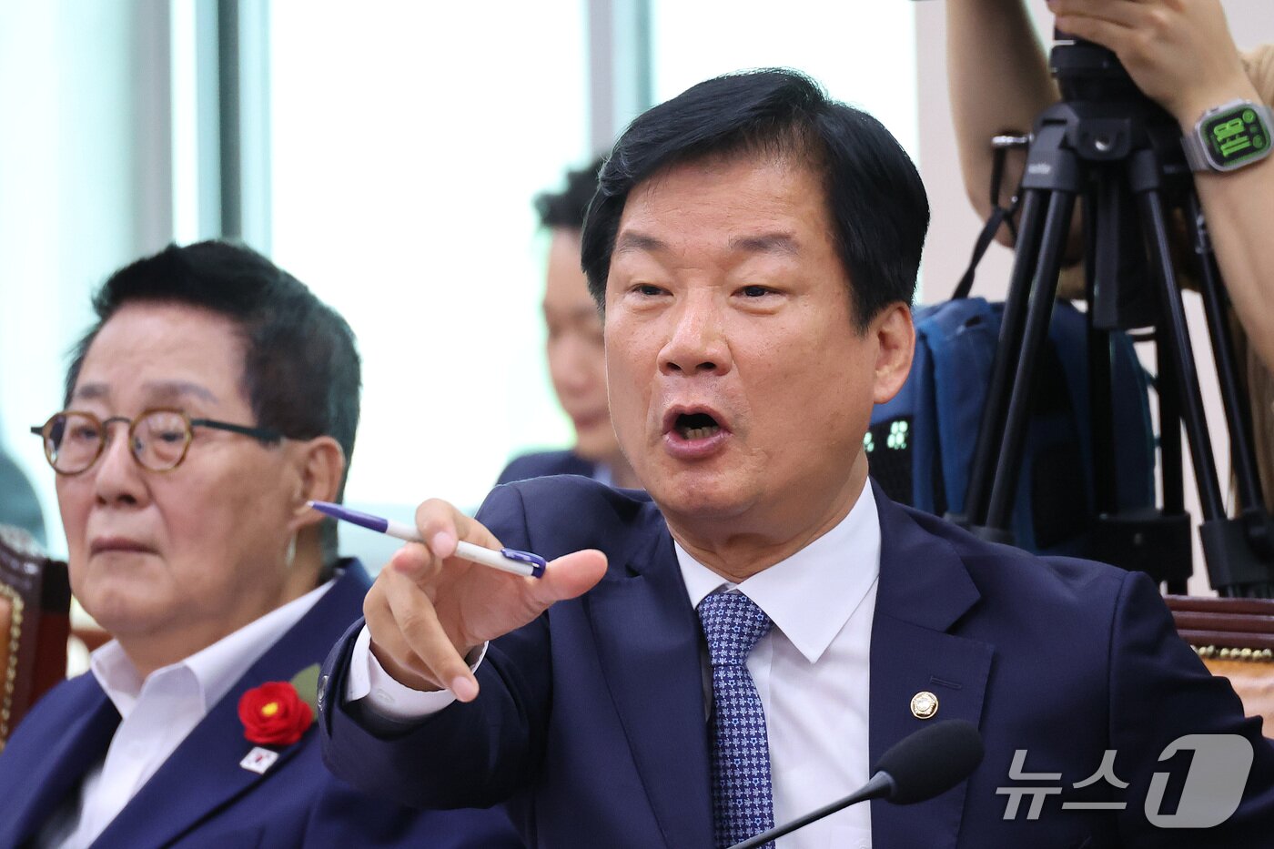 본문 이미지 - 박균택 더불어민주당 의원이 26일 서울 여의도 국회에서 열린 법제사법위원회의 법무부 등에 대한 종합감사에서 김민전 국민의힘 의원과 언쟁을 벌이고 있다. 2026.10.26 ⓒ 뉴스1 신웅수 기자