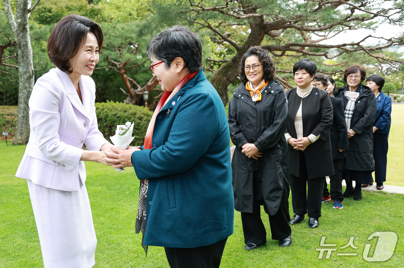 (서울=뉴스1) 이재명 기자 = 김혜경 여사가 26일 청와대 상춘재에서 열린 오월어머니집 전·현직 임원 초청 오찬 간담회에 앞서 참석자들과 인사를 나누고 있다. (청와대통신사진기자 …