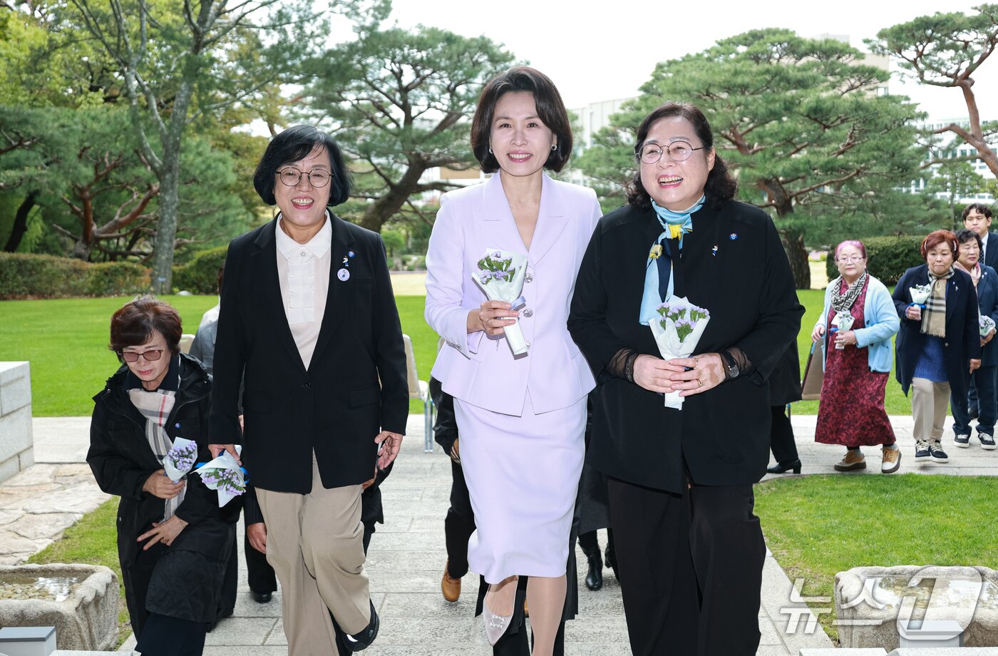 본문 이미지 - 김혜경 여사가 26일 청와대 상춘재에서 열린 오월어머니집 전·현직 임원 초청 오찬 간담회에 입장하고 있다. (청와대통신사진기자단) 2026.10.26 ⓒ 뉴스1 이재명 기자