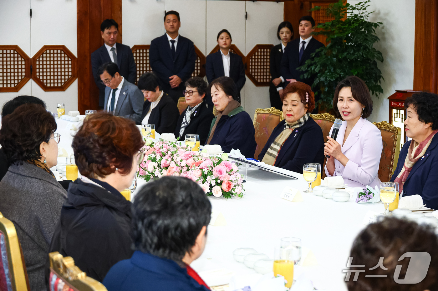 (서울=뉴스1) 이재명 기자 = 김혜경 여사가 26일 청와대 상춘재에서 열린 오월어머니집 전·현직 임원 초청 오찬 간담회에서 발언을 하고 있다. (청와대통신사진기자단) 2026.1 …