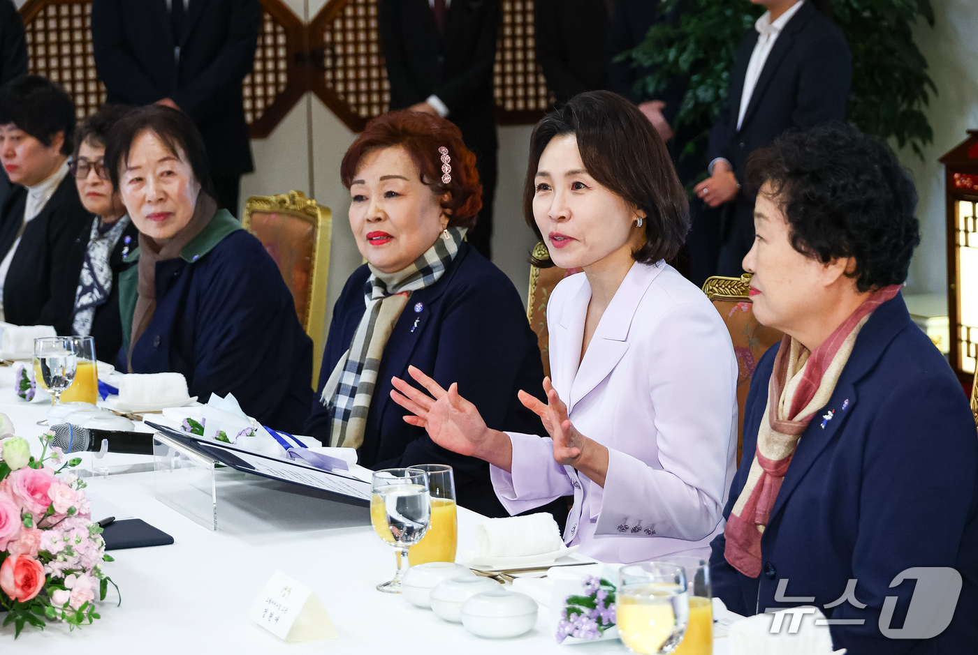 (서울=뉴스1) 이재명 기자 = 김혜경 여사가 26일 청와대 상춘재에서 열린 오월어머니집 전·현직 임원 초청 오찬 간담회에서 발언을 하고 있다. (청와대통신사진기자단) 2026.1 …