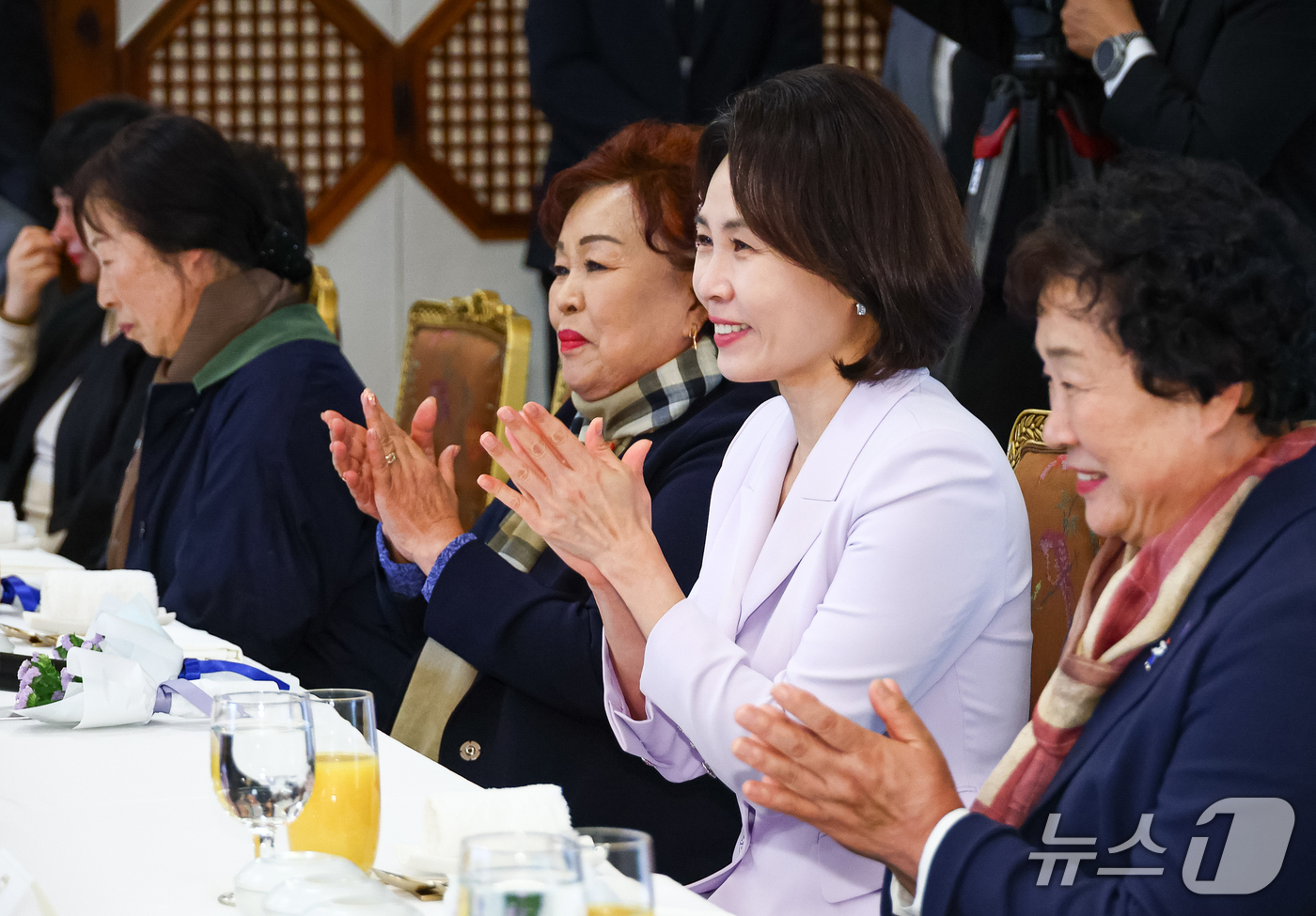 (서울=뉴스1) 이재명 기자 = 김혜경 여사가 26일 청와대 상춘재에서 열린 오월어머니집 전·현직 임원 초청 오찬 간담회에서 박수를 치고 있다. (청와대통신사진기자단) 2026.1 …