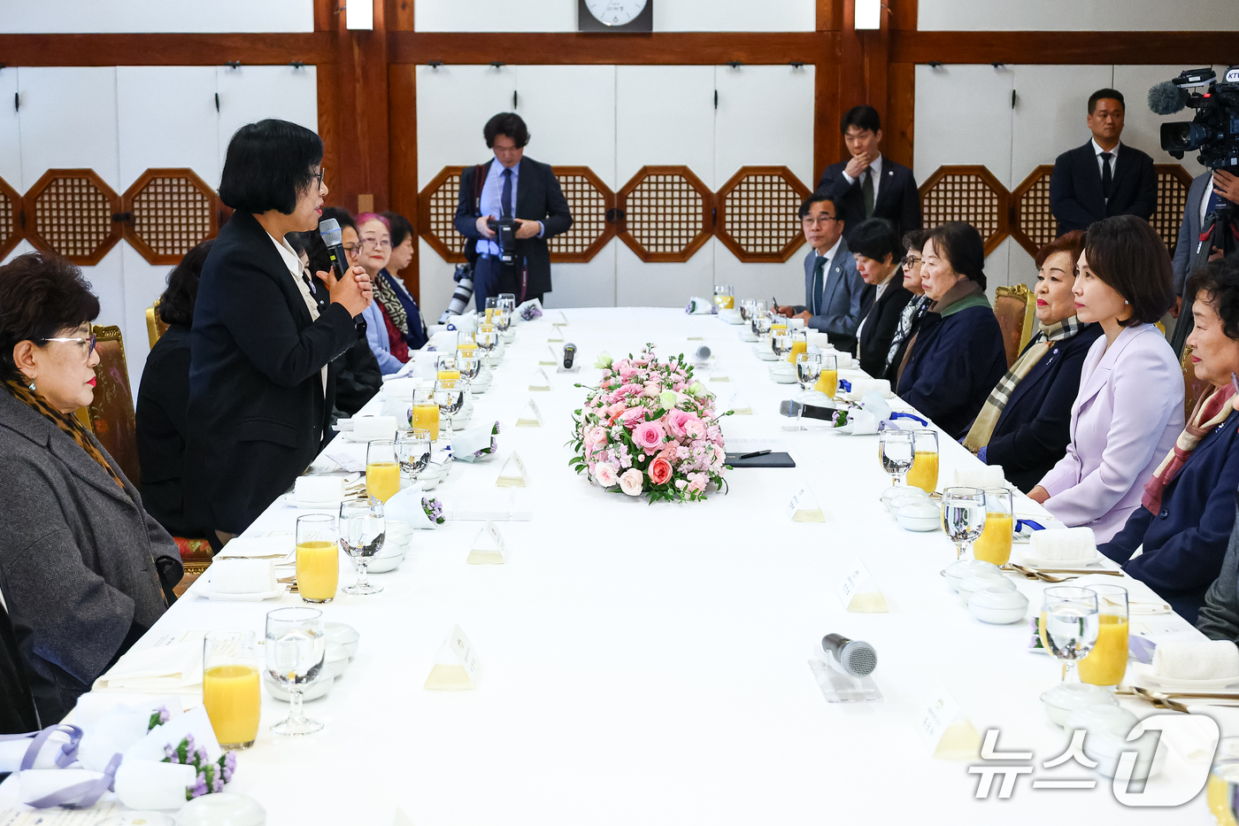 (서울=뉴스1) 이재명 기자 = 김혜경 여사가 26일 청와대 상춘재에서 열린 오월어머니집 전·현직 임원 초청 오찬 간담회에서 이춘희 관장의 발언을 듣고 있다. (청와대통신사진기자단 …