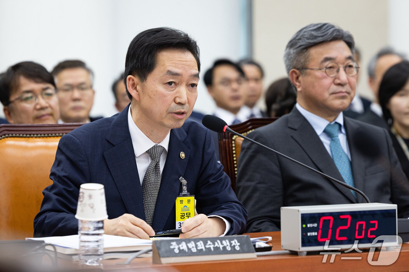 본문 이미지 - 김지용 중대범죄수사청장이 26일 서울 여의도 국회에서 열린 행정안전위원회의 행정안전부, 중앙선거관리위원회 등에 대한 국정감사 종합감사에 출석해 의원 질의에 답하고 있다. 2026.10.26 ⓒ 뉴스1 유승관 기자