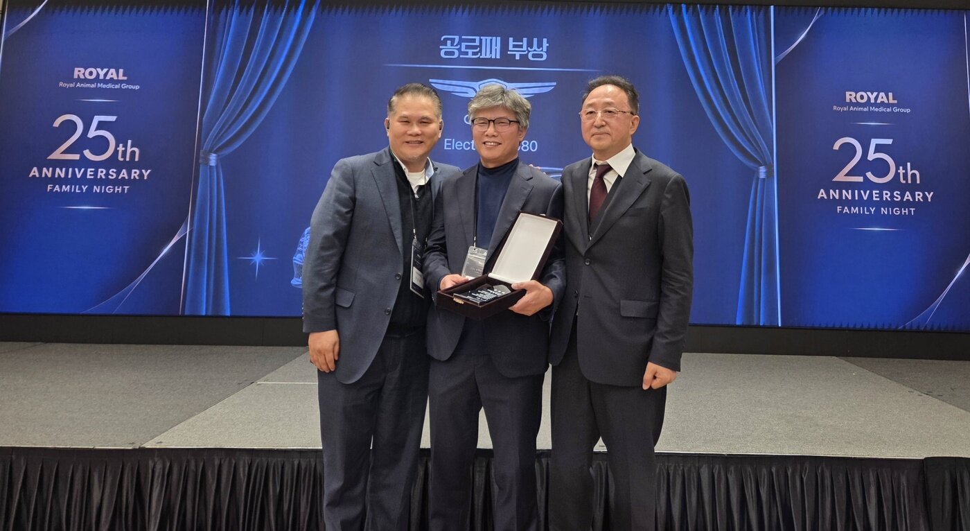 본문 이미지 - 유용규 로얄동물메디컬센터 본원 원장(가운데)이 공로패를 받고 기념 사진을 찍고 있다. ⓒ 뉴스1