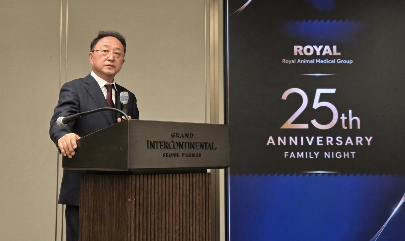 본문 이미지 - 정인성 로얄동물메디컬그룹 대표원장이 창립 25주년 기념행사에서 인사말을 하고 있다. ⓒ 뉴스1