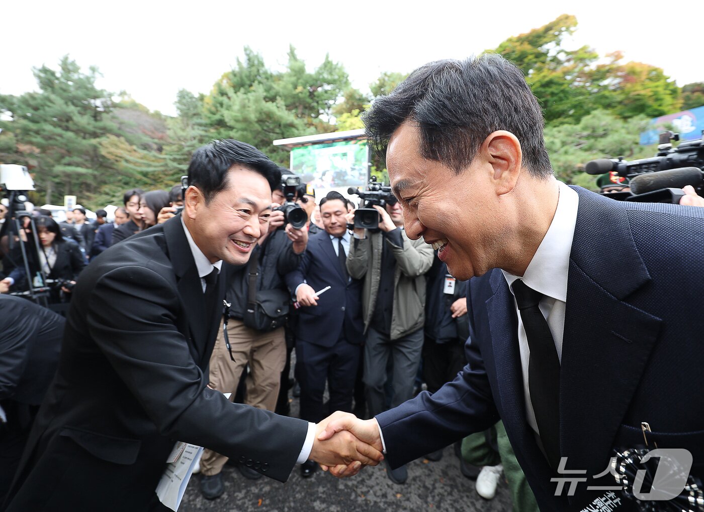 본문 이미지 - 장동혁 국민의힘 대표(왼쪽)와 오세훈 서울시장이 26일 오전 서울 동작구 국립서울현충원 박정희 대통령 묘소에서 열린 박 전 대통령 서거 제47주기 추모식에서 인사를 나누고 있다. (공동취재) 2026.10.26 ⓒ 뉴스1 오대일 기자