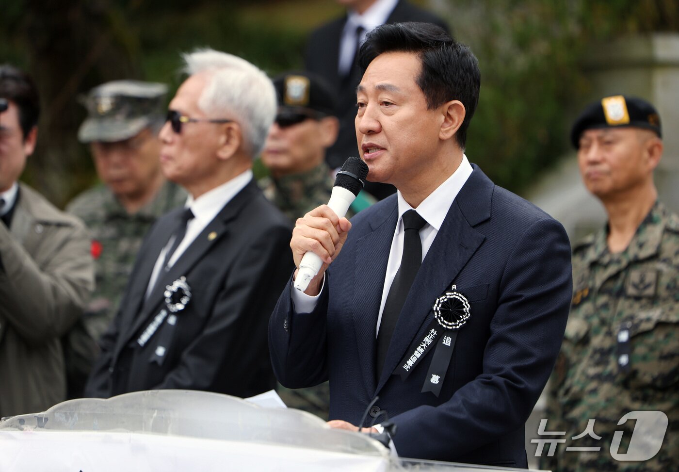 본문 이미지 - 오세훈 서울시장이 26일 오전 서울 동작구 국립서울현충원 박정희 대통령 묘소에서 열린 박 전 대통령 서거 제47주기 추모식에서 추모사를 하고 있다. (공동취재) 2026.10.26 ⓒ 뉴스1 오대일 기자