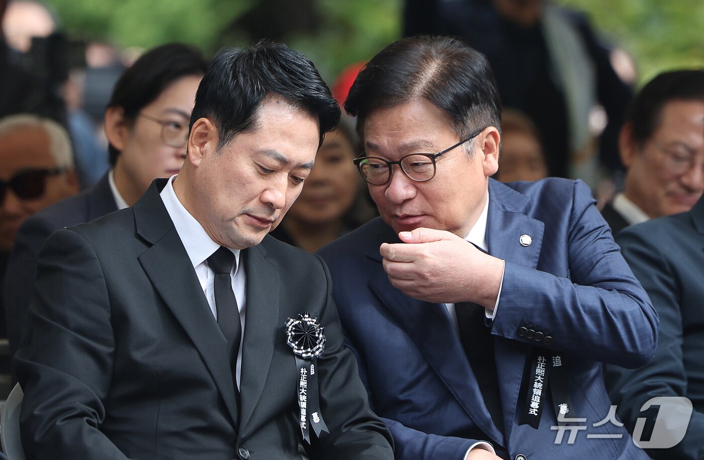 본문 이미지 - 장동혁 국민의힘 대표(왼쪽)와 정점식 원내대표가 26일 오전 서울 동작구 국립서울현충원 박정희 대통령 묘소에서 열린 박 전 대통령 서거 제47주기 추모식에서 대화하고 있다. (공동취재) 2026.10.26 ⓒ 뉴스1 오대일 기자