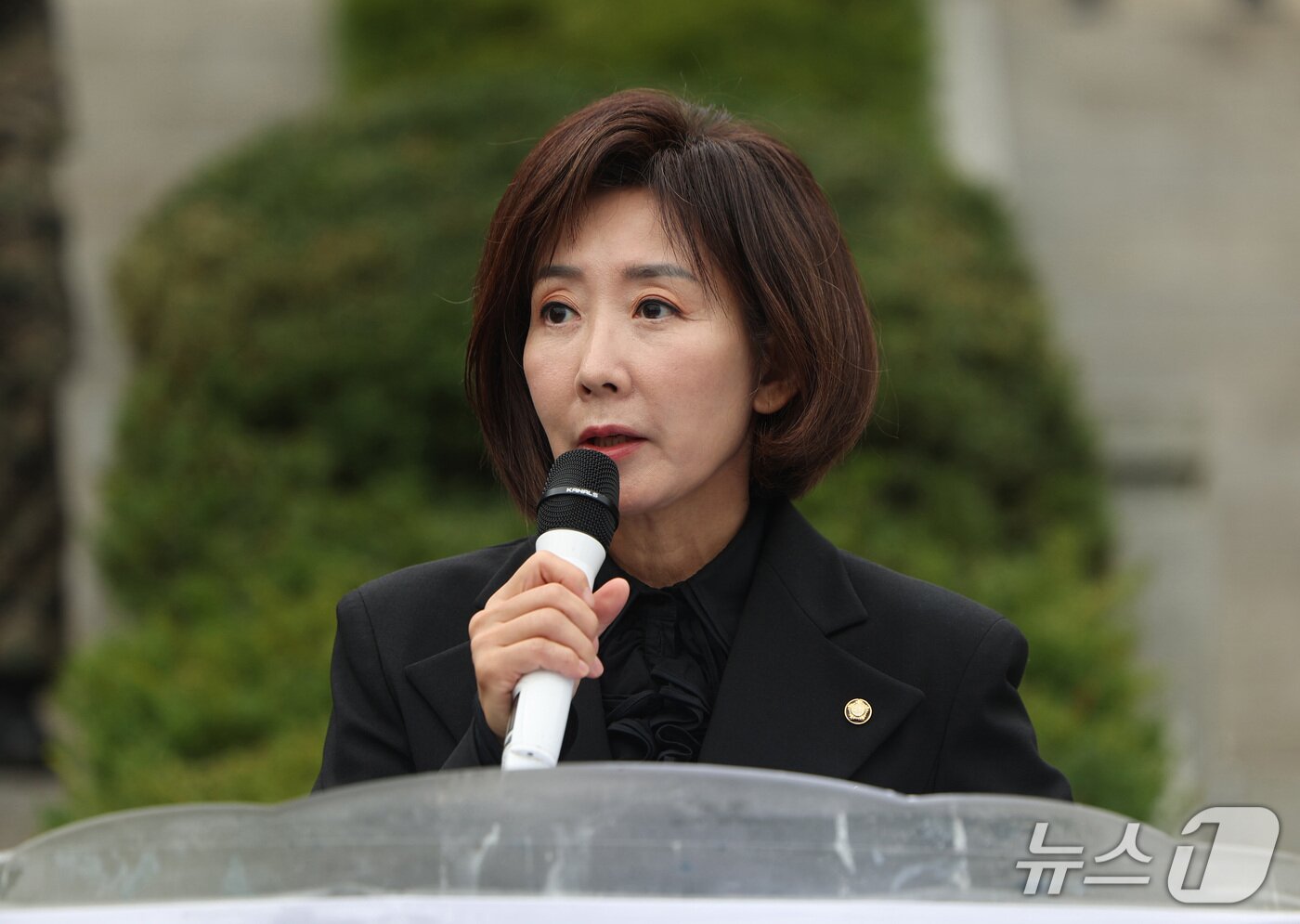 본문 이미지 - 나경원 국민의힘 의원이 26일 오전 서울 동작구 국립서울현충원 박정희 대통령 묘소에서 열린 박 전 대통령 서거 제47주기 추모식에서 추모사를 하고 있다. (공동취재) 2026.10.26 ⓒ 뉴스1 오대일 기자