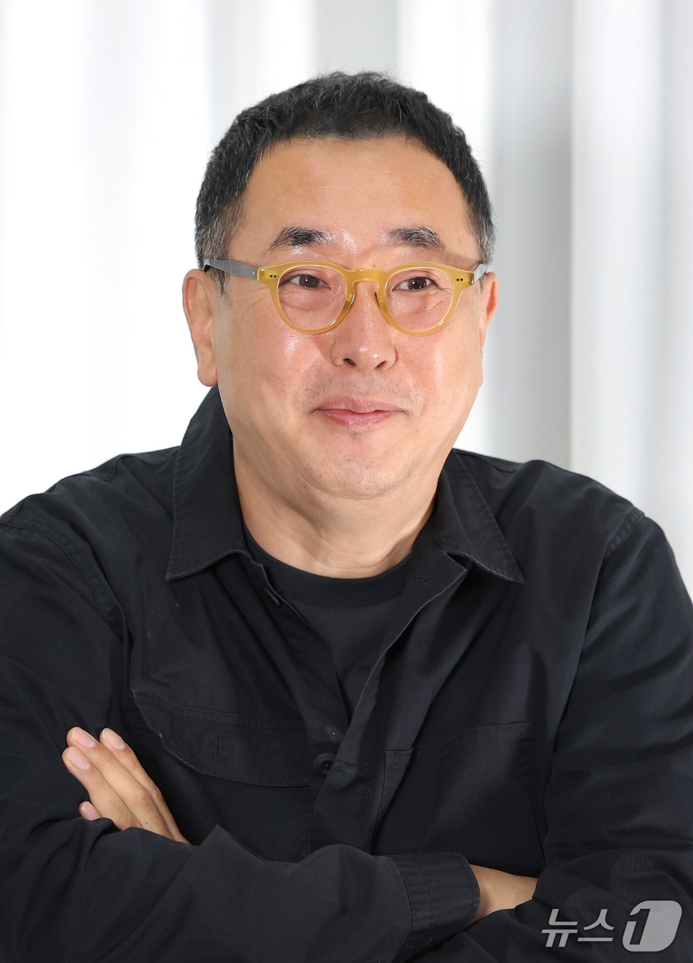 본문 이미지 - '어머니의 가계부' 성승택 감독이 26일 서울 종로구 뉴스1 사옥에서 열린 인터뷰에 앞서 포즈를 취하고 있다. 2026.10.26 ⓒ 뉴스1 권현진 기자