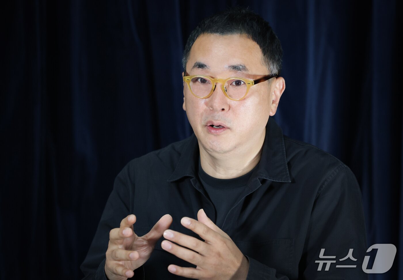 본문 이미지 - '어머니의 가계부' 성승택 감독이 26일 서울 종로구 뉴스1 사옥에서 열린 인터뷰에 앞서 포즈를 취하고 있다. 2026.10.26 ⓒ 뉴스1 권현진 기자